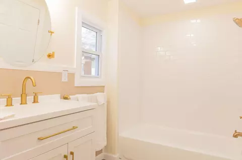 Bath - 1008 Frisco St, Monett, MO 65708 photo 6 of 7