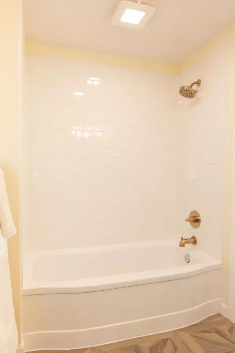 Bath - 1008 Frisco St, Monett, MO 65708 photo 3 of 7