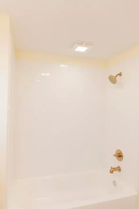 Bath - 1008 Frisco St, Monett, MO 65708 photo 7 of 7