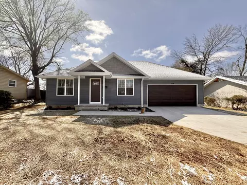 1116 W Broadmoor St, Springfield, MO 65807