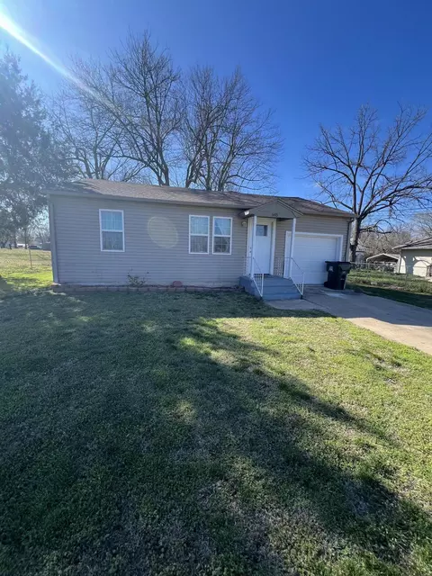 905 S Griffith Ave, Aurora, MO 65605