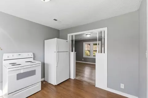 Entry Way - 1508 E Livingston St, Springfield, MO 65803 photo 1 of 2