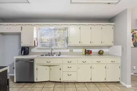 Kitchen - 2012 S Roanoke Ave, Springfield, MO 65807 photo 3 of 3