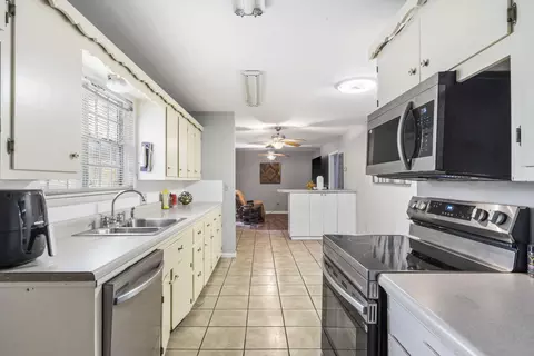 Kitchen - 2012 S Roanoke Ave, Springfield, MO 65807 photo 2 of 3