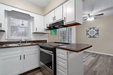 Kitchen - 2516 W Blackburn Dr, Springfield, MO 65807 photo 2 of 3