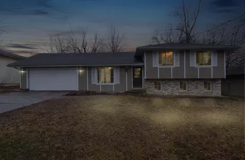 2516 W Blackburn Dr, Springfield, MO 65807