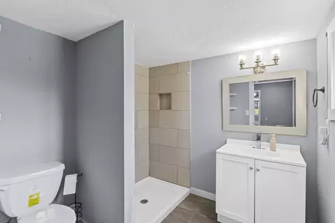 Bath - 2517 W Phelps St, Springfield, MO 65802 photo 2 of 2