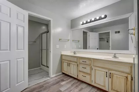 Bath - 2317 S Hilton Ave, Springfield, MO 65807 photo 6 of 7