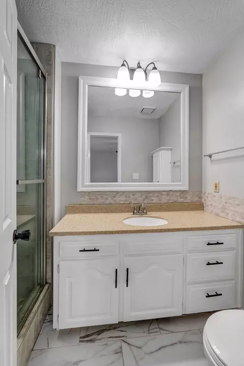 Bath - 2317 S Hilton Ave, Springfield, MO 65807 photo 1 of 7