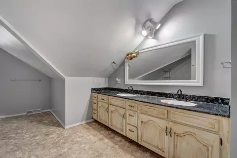 Bath - 2317 S Hilton Ave, Springfield, MO 65807 photo 4 of 7