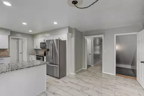 Entry Way - 2317 S Hilton Ave, Springfield, MO 65807 photo 3 of 5