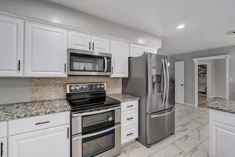 Kitchen - 2317 S Hilton Ave, Springfield, MO 65807 photo 2 of 4