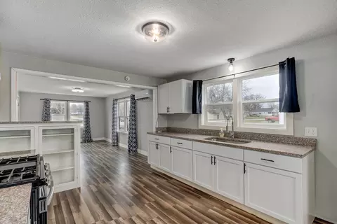 601 E Highland St, Aurora, MO 65605 photo 11