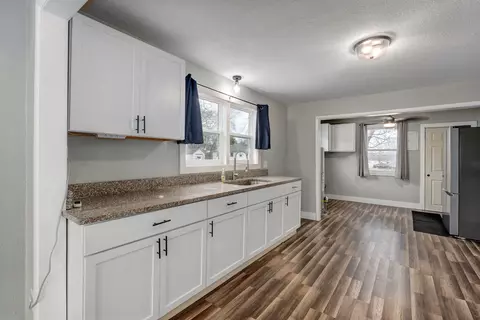 601 E Highland St, Aurora, MO 65605 photo 9