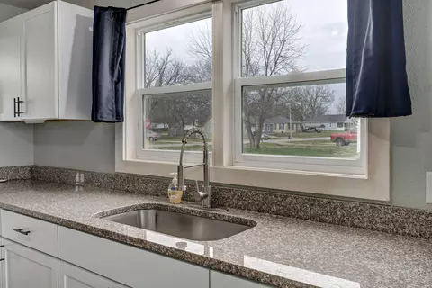601 E Highland St, Aurora, MO 65605 photo 14