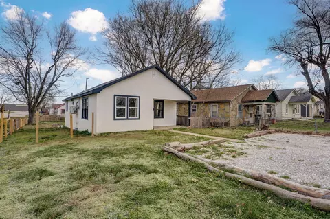 601 E Highland St, Aurora, MO 65605 photo 2