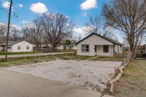 601 E Highland St, Aurora, MO 65605 photo 3