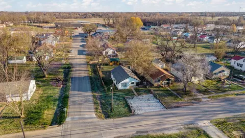 601 E Highland St, Aurora, MO 65605 photo 34