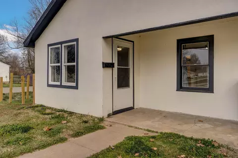 601 E Highland St, Aurora, MO 65605 photo 4