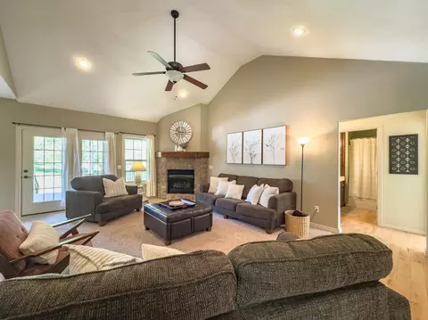 Living - 555 E Farm Road 84, Springfield, MO 65803 photo 3 of 6