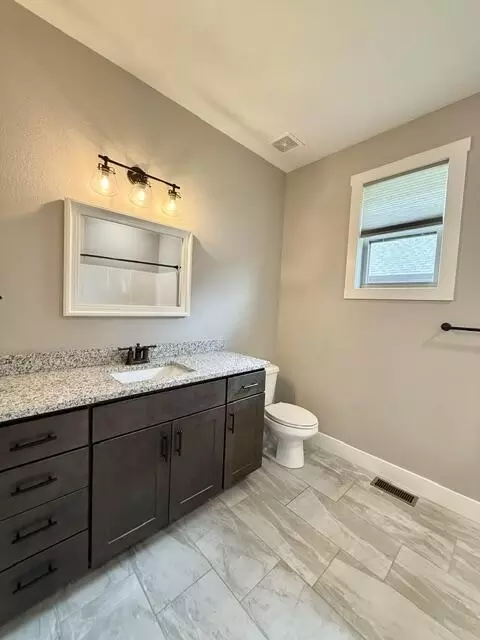 Bath - 1165 W Gaslight Dr, Springfield, MO 65810 photo 3 of 5