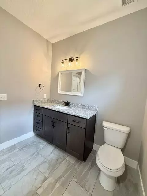 Bath - 1165 W Gaslight Dr, Springfield, MO 65810 photo 4 of 5