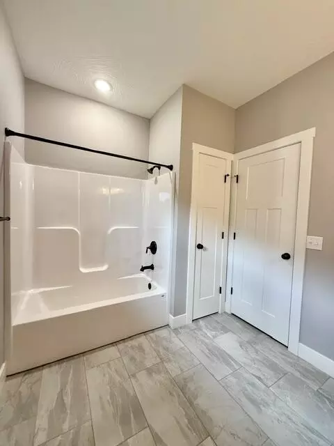 Bath - 1165 W Gaslight Dr, Springfield, MO 65810 photo 5 of 5