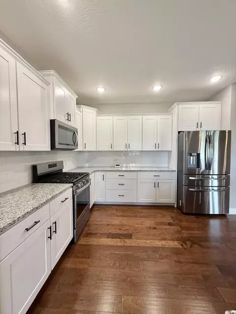 Kitchen - 1165 W Gaslight Dr, Springfield, MO 65810 photo 2 of 3