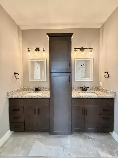 Bath - 1165 W Gaslight Dr, Springfield, MO 65810 photo 1 of 5