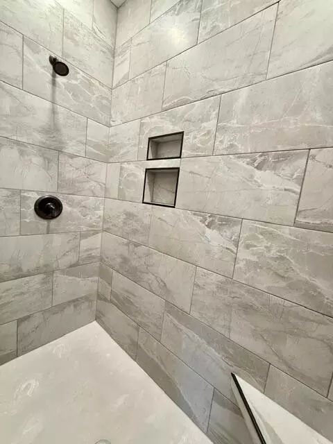 Bath - 1165 W Gaslight Dr, Springfield, MO 65810 photo 2 of 5