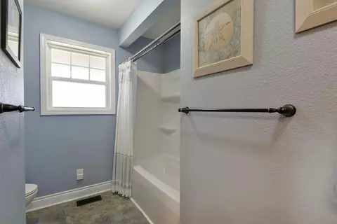 Bath - 27284 Cimarron Dr, Eagle Rock, MO 65641 photo 2 of 5