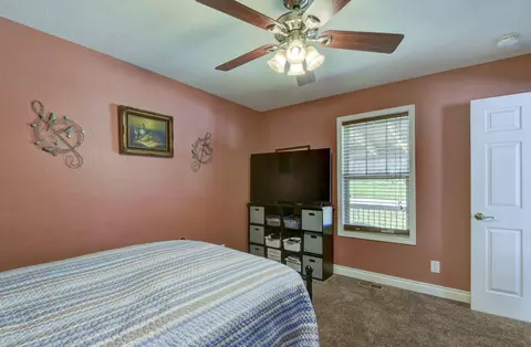 Bedroom - 27284 Cimarron Dr, Eagle Rock, MO 65641 photo 2 of 6