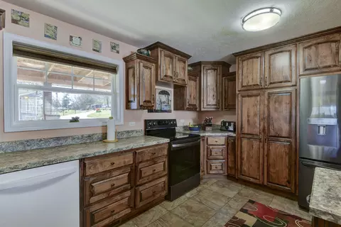 Kitchen - 27284 Cimarron Dr, Eagle Rock, MO 65641 photo 4 of 5