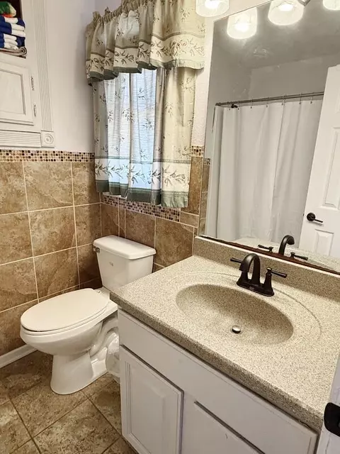 Bath - 2004 N Lynn St, Nevada, MO 64772 photo 2 of 4