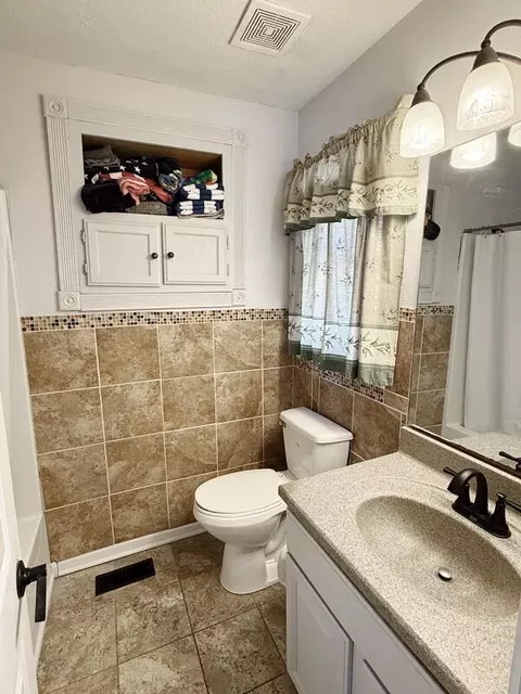 Bath - 2004 N Lynn St, Nevada, MO 64772 photo 3 of 4