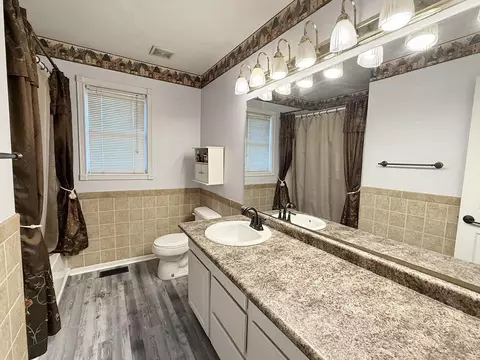 Bath - 2004 N Lynn St, Nevada, MO 64772 photo 4 of 4