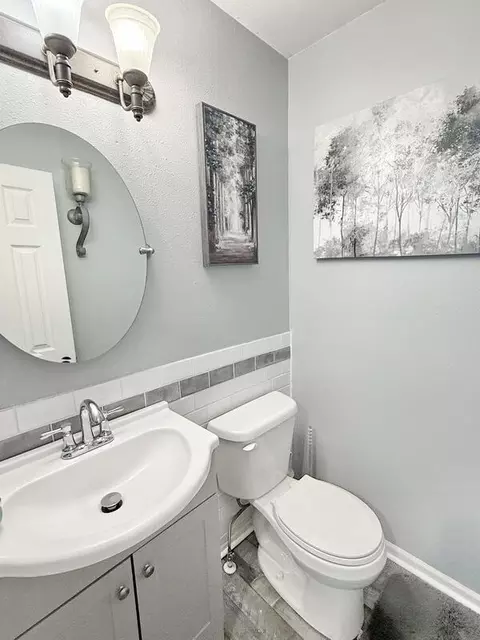 Bath - 2004 N Lynn St, Nevada, MO 64772 photo 1 of 4