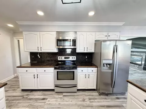 Kitchen - 2004 N Lynn St, Nevada, MO 64772 photo 5 of 6
