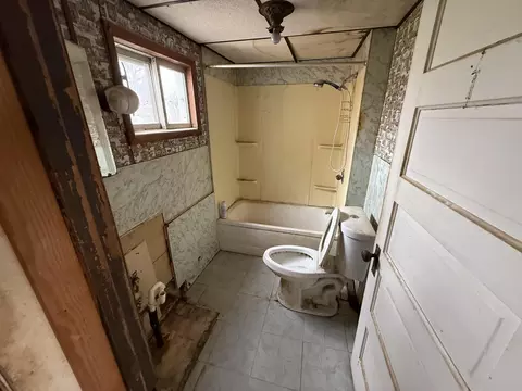 Bath - 2805 W Olive St, Springfield, MO 65802 photo 1 of 1