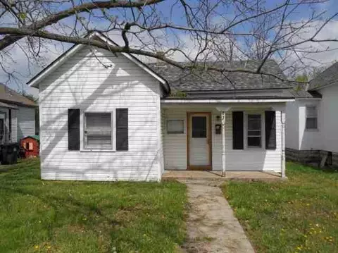 213 W College St, Aurora, MO 65605