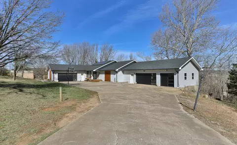 923 E 430th Rd, Bolivar, MO 65613