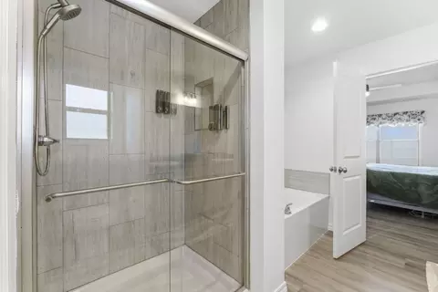 Bath - 685 W Butterfield Dr, Nixa, MO 65714 photo 1 of 3