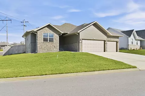 Exterior - 685 W Butterfield Dr, Nixa, MO 65714 photo 2 of 5