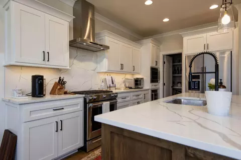 Kitchen - 3717 E Hutcheson Ave, Springfield, MO 65802 photo 5 of 9