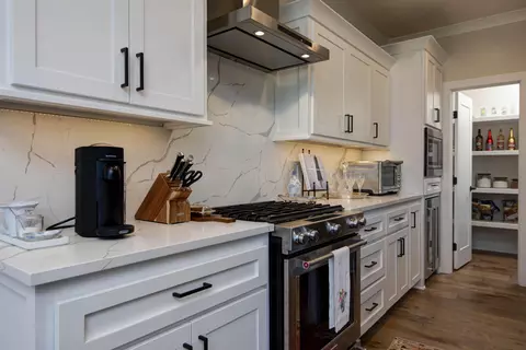 Kitchen - 3717 E Hutcheson Ave, Springfield, MO 65802 photo 6 of 9