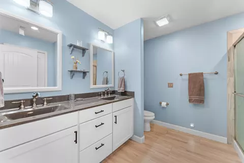 Bath - 217 Redwine Ave, Branson, MO 65616 photo 1 of 3