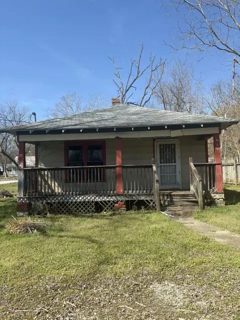 107 S Beeman St, Pineville, MO 64856
