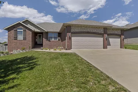 1261 S Erika Ave, Springfield, MO 65802