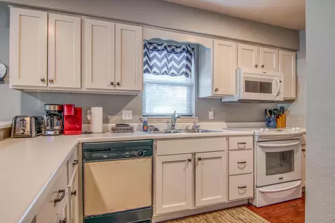 Kitchen - 123 Bunker Ridge Dr #4, Branson, MO 65616 photo 2 of 2