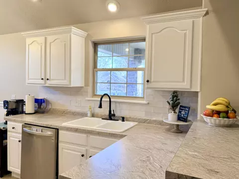 Kitchen - 3249 S Creekside Dr, Springfield, MO 65807 photo 2 of 4